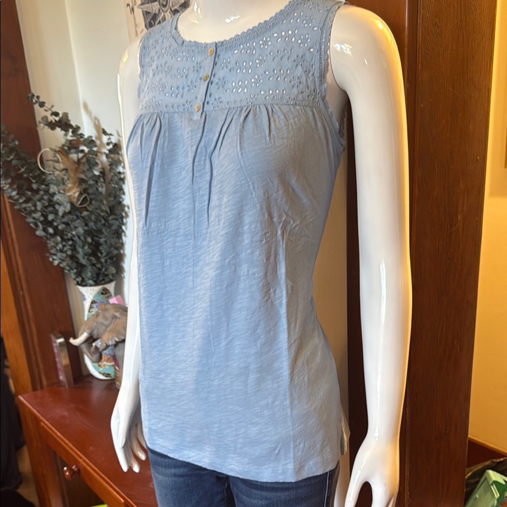 NWT northern reflections size small Blue Sleeveless Eyelet Top